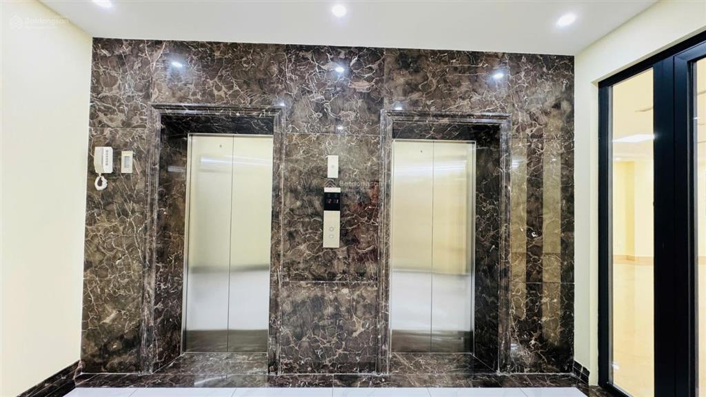 Bán tòa nhà siêu phẩm văn phòng lô góc 3 thoáng sáng, trước sau, vị trí đẹp phố hoàng ngân