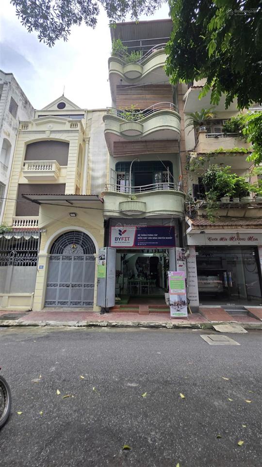 Bán nhà tt cầu giấy  ô tô tránh  dừng đỗ ngày đêm  2 vỉa hè  thoáng trước sau đường to hơn phố
