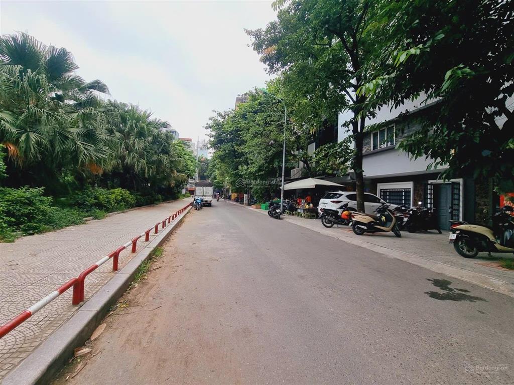 Bán nhà mới  thang máy xịn  ở ngay  kdvăn phòng  gần phố  trung tâm đống đaôtô tránhphân lô