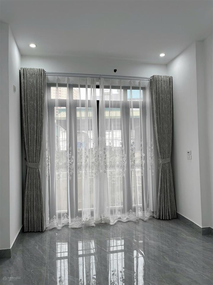 Chính chủ bán nhà thạch bàn, long biên  44m, 5 tầng  gần aeon mall  có sân  nhà mới đẹp 8,88 tỷ
