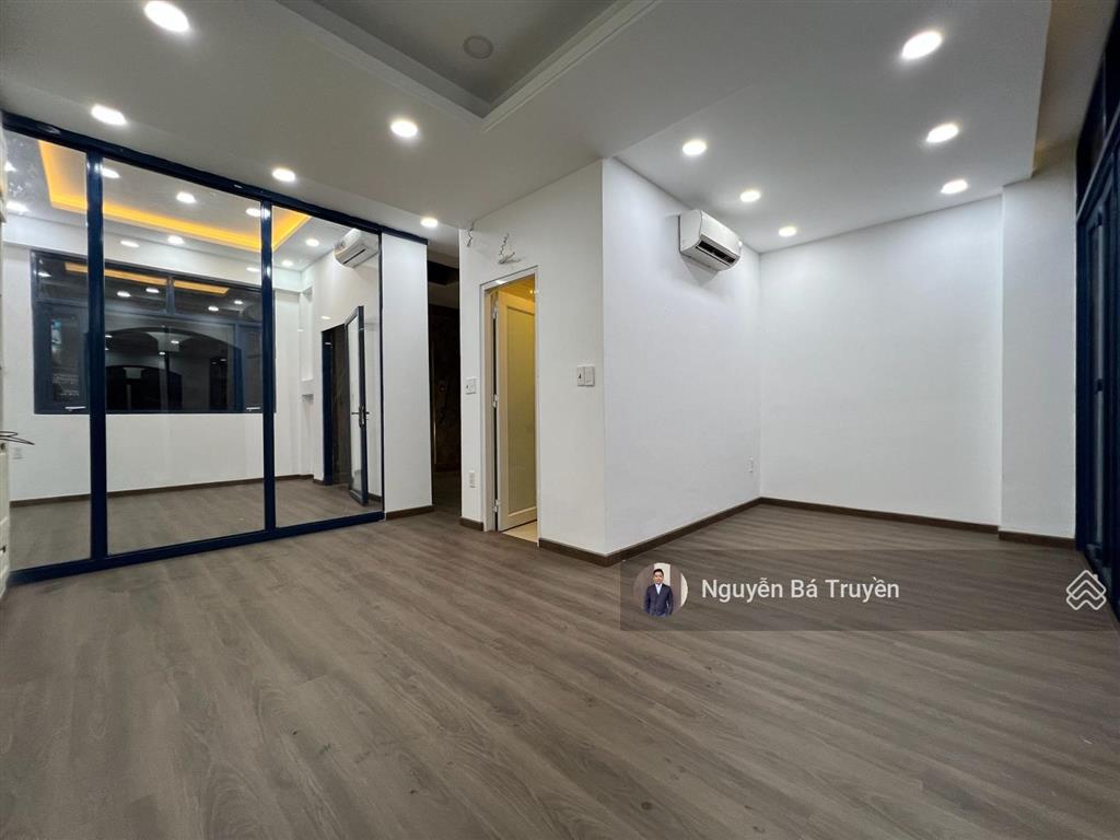 Bán nhà ngay đường nguyễn văn trỗitrần hữu trang quận phú nhuận. ngang 6m 5tầng thang máy full mới