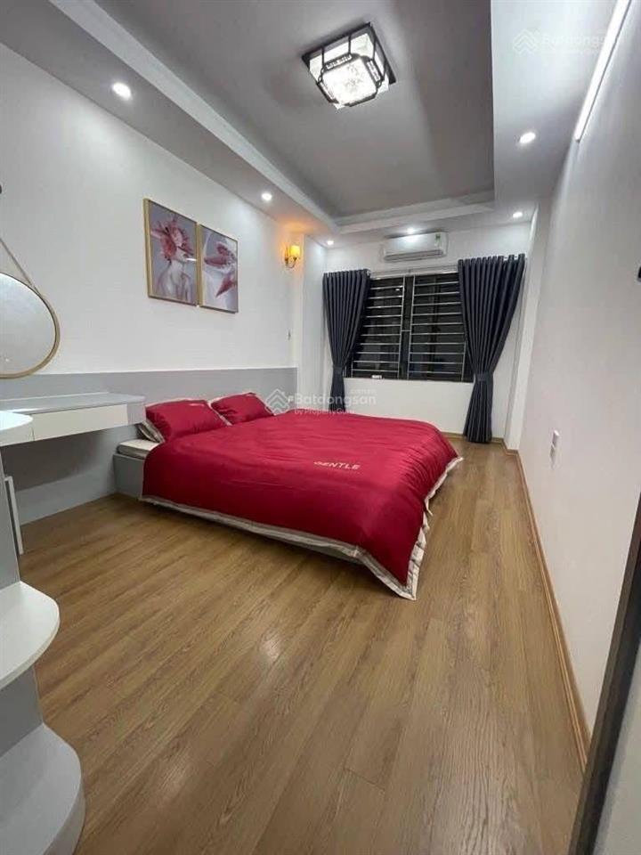 Nhà đẹp bến vân đồn 30,6x3x3 tầng nở hậu đã có sổ chỉ 2,9 tỷ