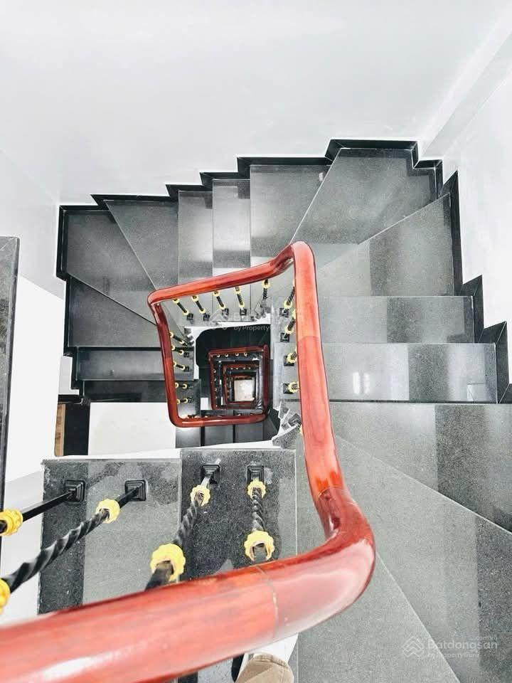 Nhà dân xây mới từ móng. gần hồ đền lừ, trường chợ