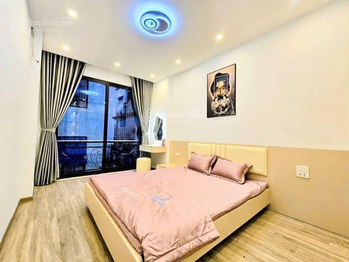 Nhà dân xây mới từ móng. gần hồ đền lừ, trường chợ