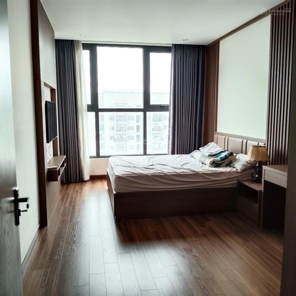 Giá tốt tôi cho thuê căn 2 ngủ, dt 109m, nhà thoáng mát giá 12,5tr/th tại 57 vũ trọng phụng