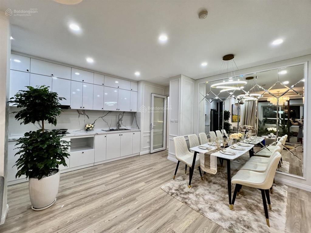 Penthouse cho thuê căn hiếm, 3 ngủ, 3 vs, dt 130m2, đầy đủ nội thất cao cấp tại goldseason