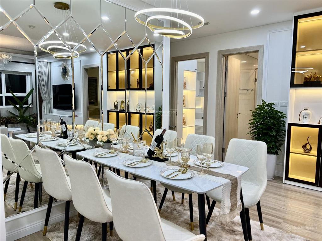 Penthouse cho thuê căn hiếm, 3 ngủ, 3 vs, dt 130m2, đầy đủ nội thất cao cấp tại goldseason