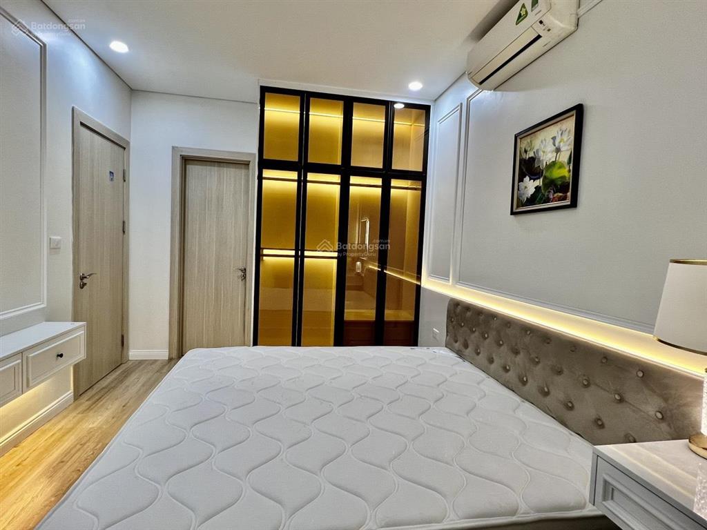 Penthouse cho thuê căn hiếm, 3 ngủ, 3 vs, dt 130m2, đầy đủ nội thất cao cấp tại goldseason