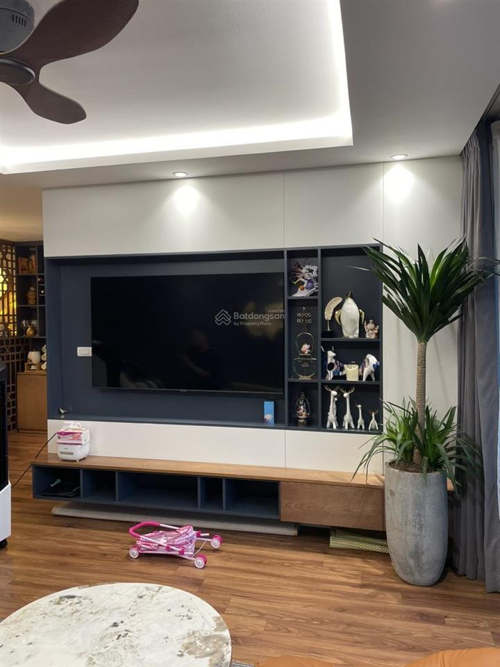 Giá tốt khu. tôi cho thuê căn góc 3 ngủ 2 vs, dt 135m, nhà thoáng mát, giá 18tr/th tại golden land