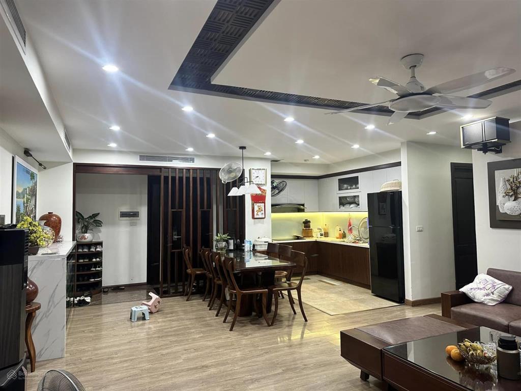 Giá tốt tôi cho thuê căn 2 ngủ, 2 vs, dt 95m, nhà thoáng mát giá 14tr/th tại golden land