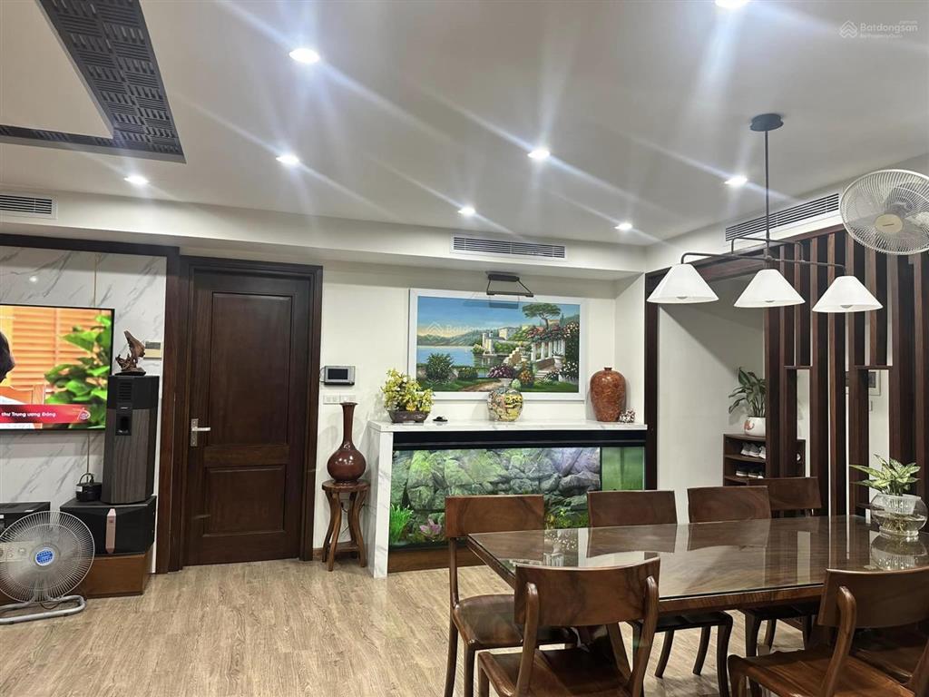 Giá tốt tôi cho thuê căn 2 ngủ, 2 vs, dt 95m, nhà thoáng mát giá 14tr/th tại golden land