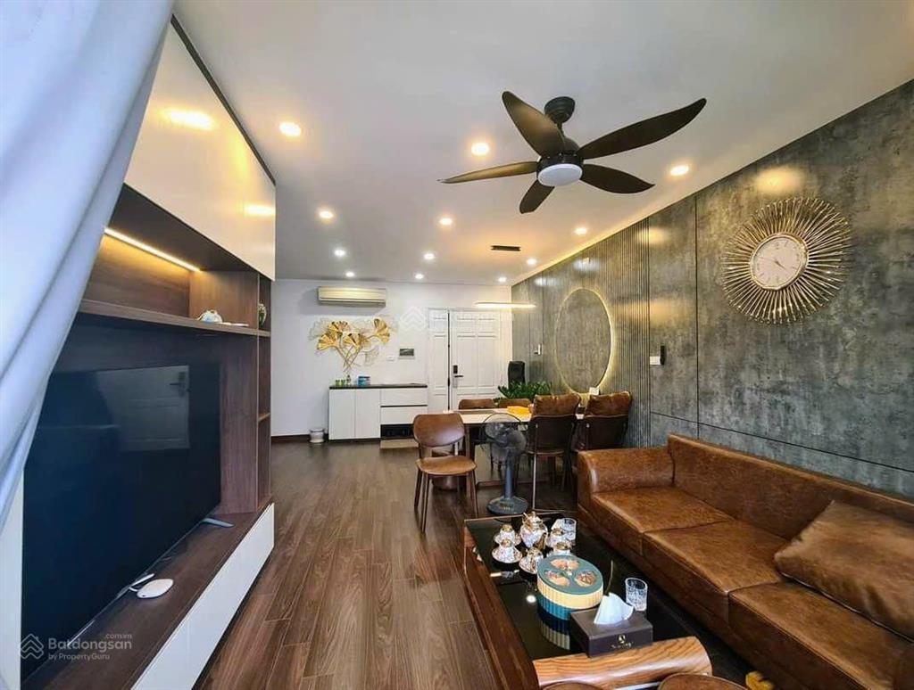 Tầng 12  tôi cho thuê căn 2 ngủ, 2vs, dt 77m, nhà thoáng mát, ở thích, giá 12tr/th tại star city