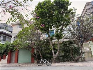 Biệt thự khu ao sen rẻ nhất khu vực. đường 32 đối diện cv lớn
dt 10x20m hướng đông
giá 25,5 tỷ bớt