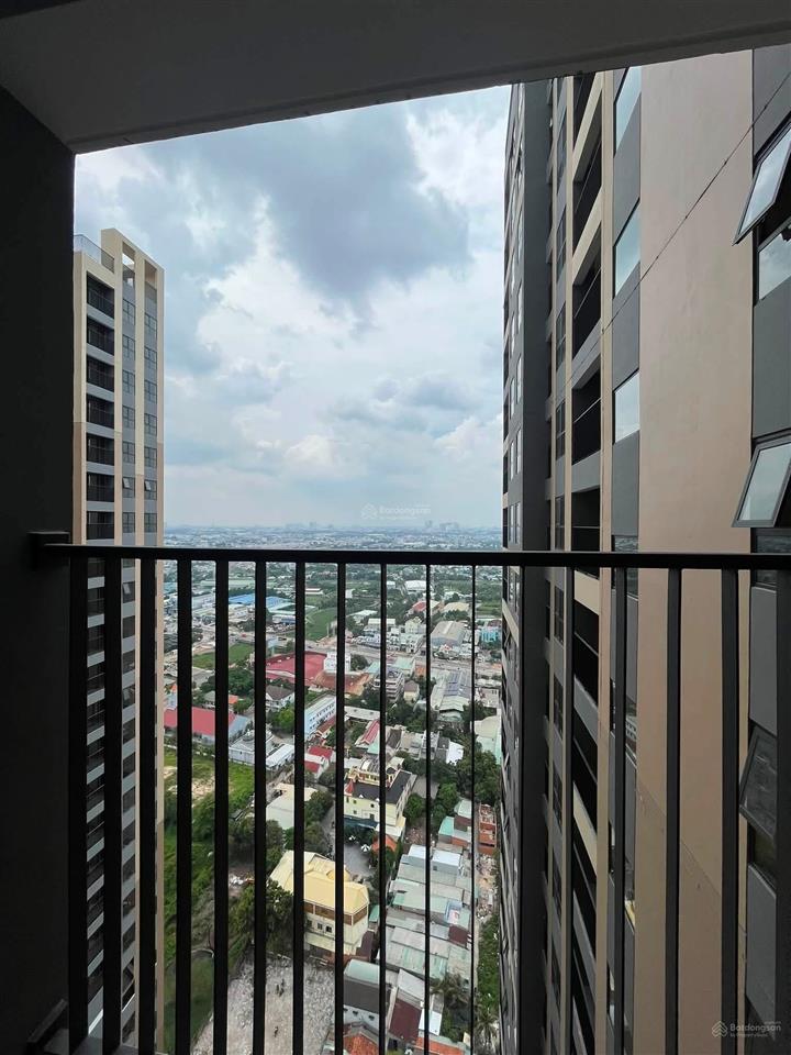 Chính chủ cho thuê căn 1pn+ a&t sky đã trang bị rèm giàn phơi máy lạnh view đẹp tầng trung