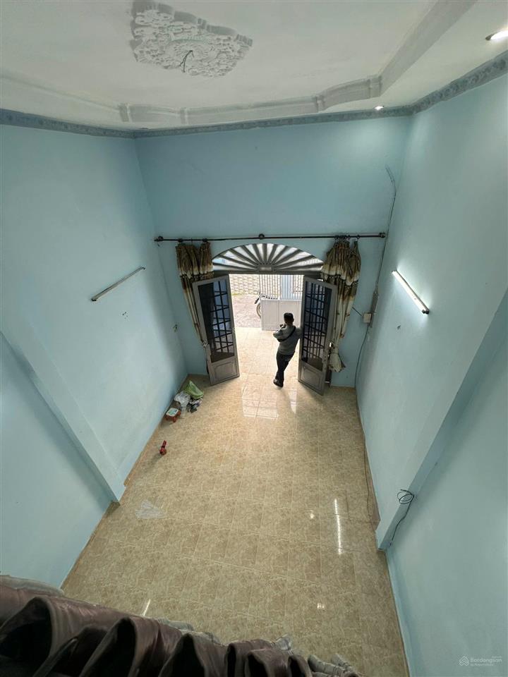 Cho thuê nhà nguyên căn đối diện đại học công thương, nhà cấp 4 + gác lửng dt 4x20m gồm 2pn, 2wc
