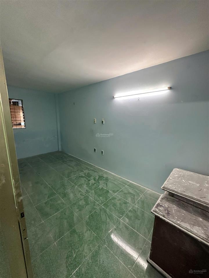 Cho thuê nhà nguyên căn đối diện đại học công thương, nhà cấp 4 + gác lửng dt 4x20m gồm 2pn, 2wc