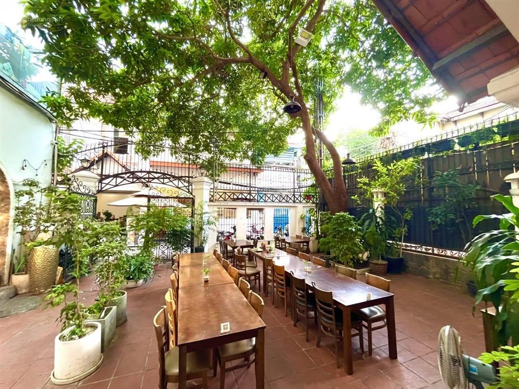 Cho thuê mặt bằng gần 300m  biệt thự sân vườn trung tâm quận 3