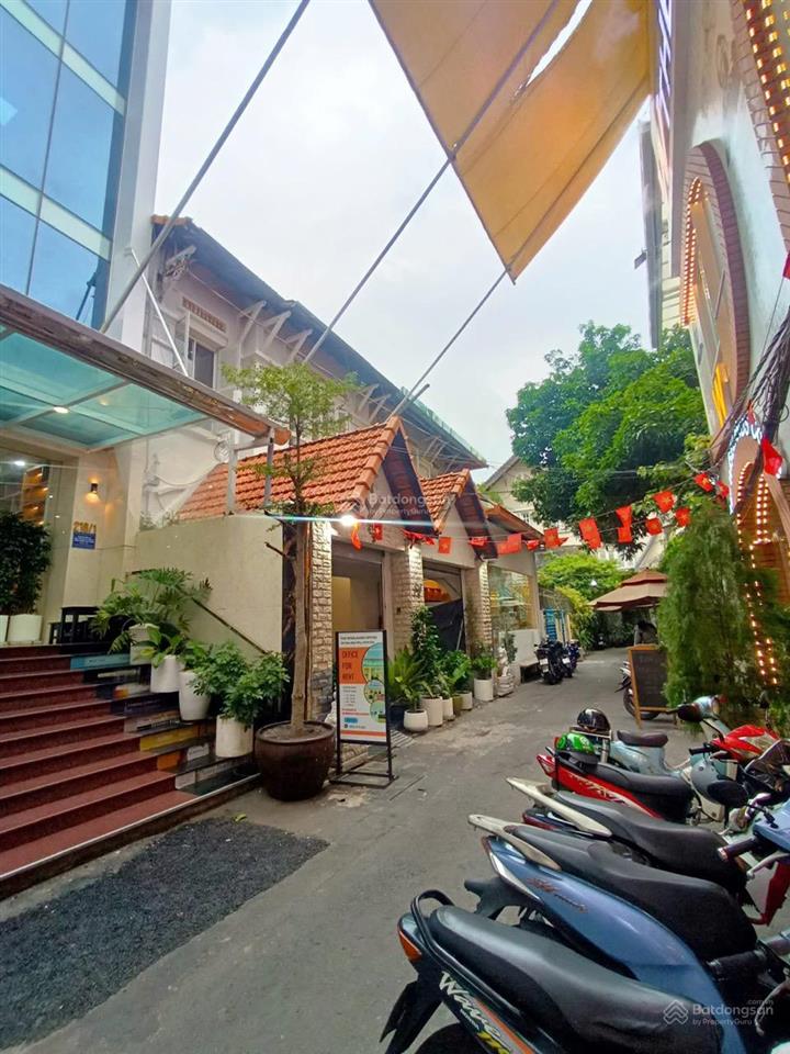 Cho thuê mặt bằng gần 300m  biệt thự sân vườn trung tâm quận 3