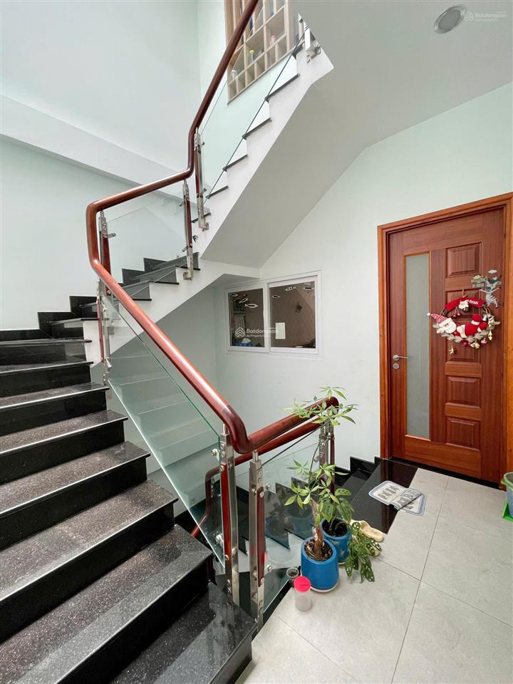 Bán nhà đường 3 tháng 2 phường 11 quận 10 (5mx12m) trệt 2 lầu giá 9 tỷ.