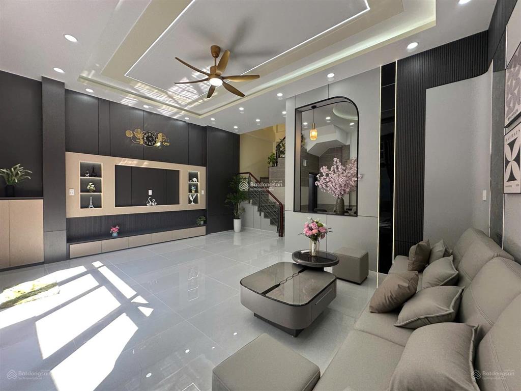 Nhà mới vô ở liền cao thắng phường 12 quận 10 (5,5m x 8m) trệt 3 lầu giá 9,6 tỷ.