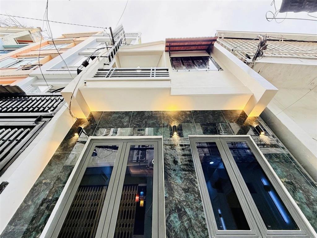Hòa hưng gấp, dt 4 x 10m, 2 tầng mới đẹp ở ngay đưa trước 2 tỷ nhận nhà