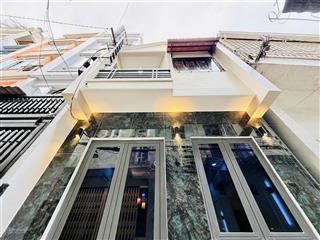 Hòa hưng gấp, dt 4 x 10m, 2 tầng mới đẹp ở ngay đưa trước 2 tỷ nhận nhà