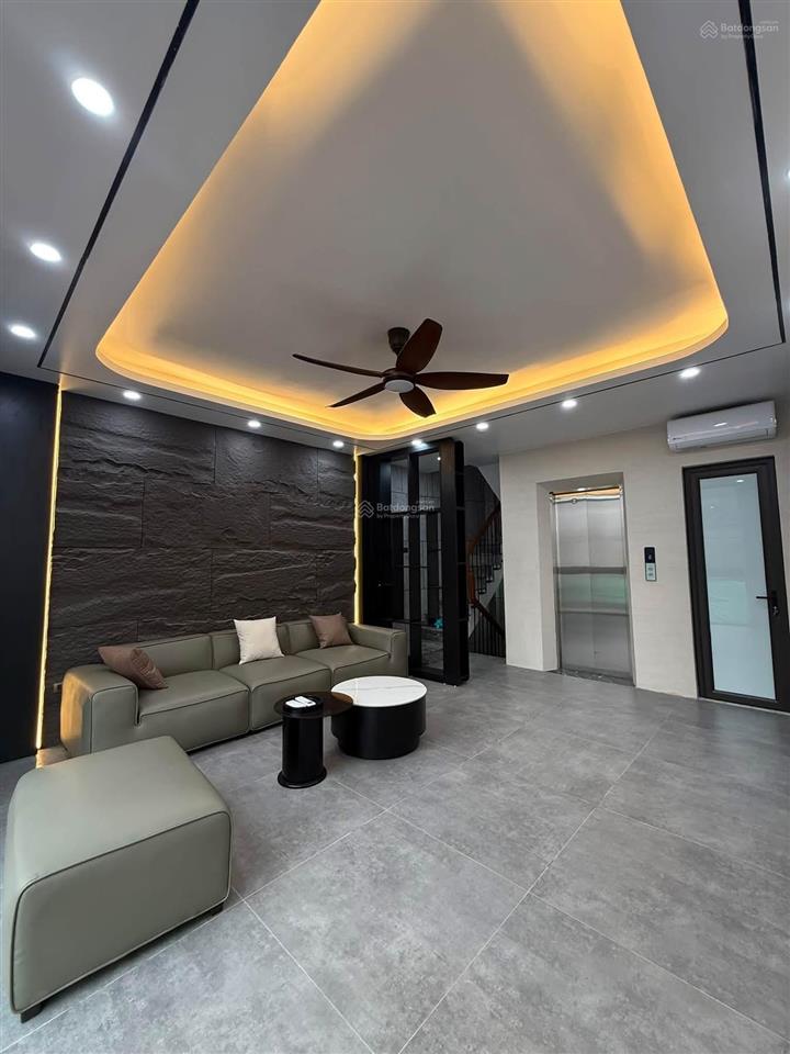 Cực hiếm nhà phố tô ngọc vân tây hồ 40m 9 tầng oto 10m view hồ giá hời