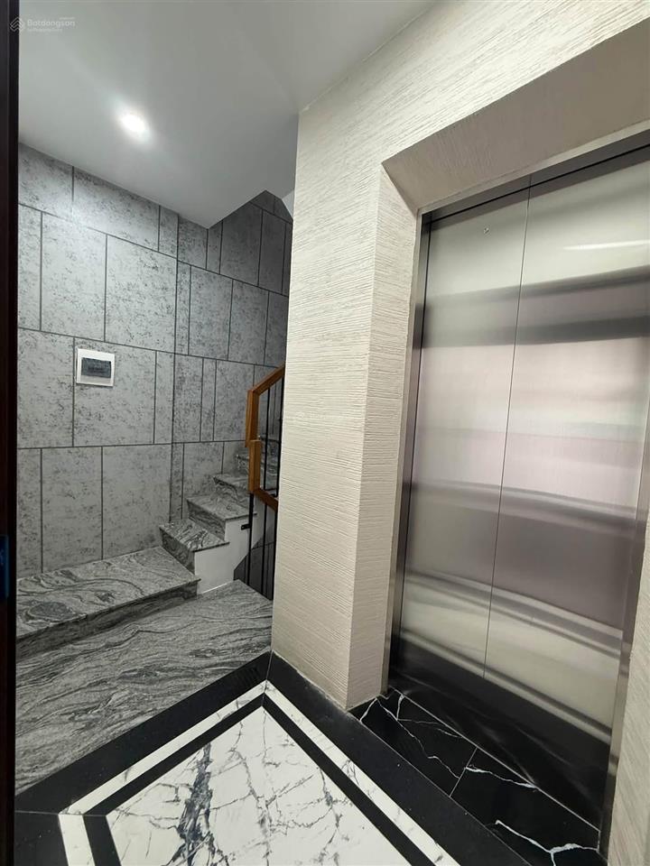 Cực hiếm nhà phố tô ngọc vân tây hồ 40m 9 tầng oto 10m view hồ giá hời