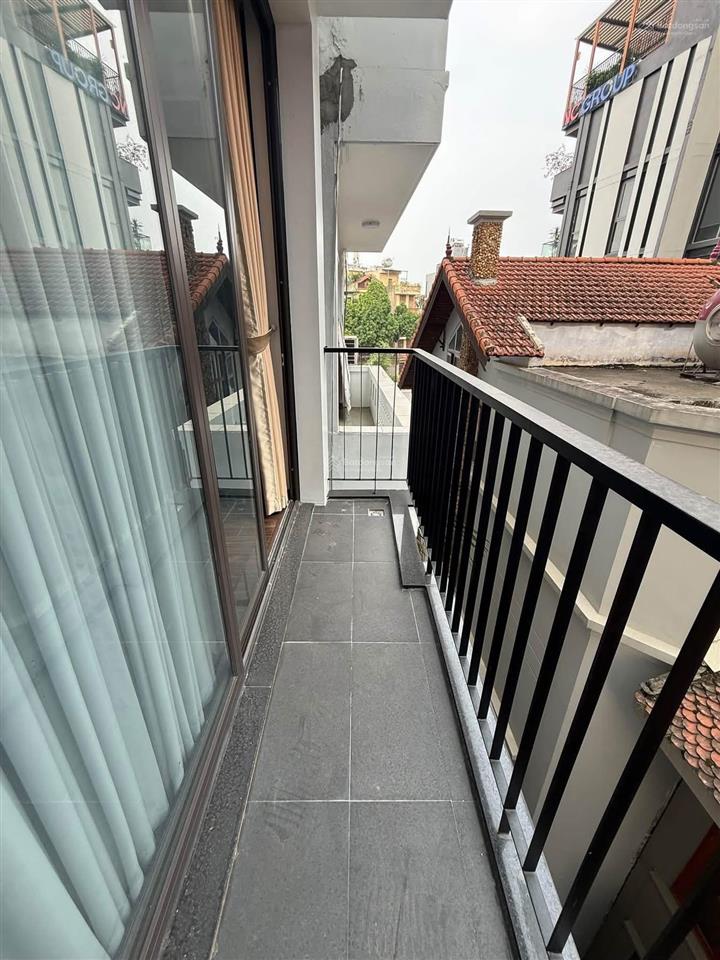 Cực hiếm nhà phố tô ngọc vân tây hồ 40m 9 tầng oto 10m view hồ giá hời