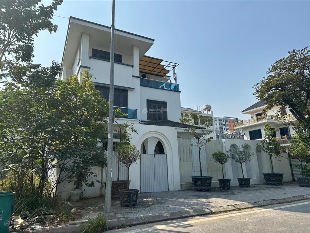 Bán bt 3.5 tầng kđt tùng bách view hồ 4pn, 5wc, 285m2 ở khu đô thị mới quế võ đang có dòng tiền