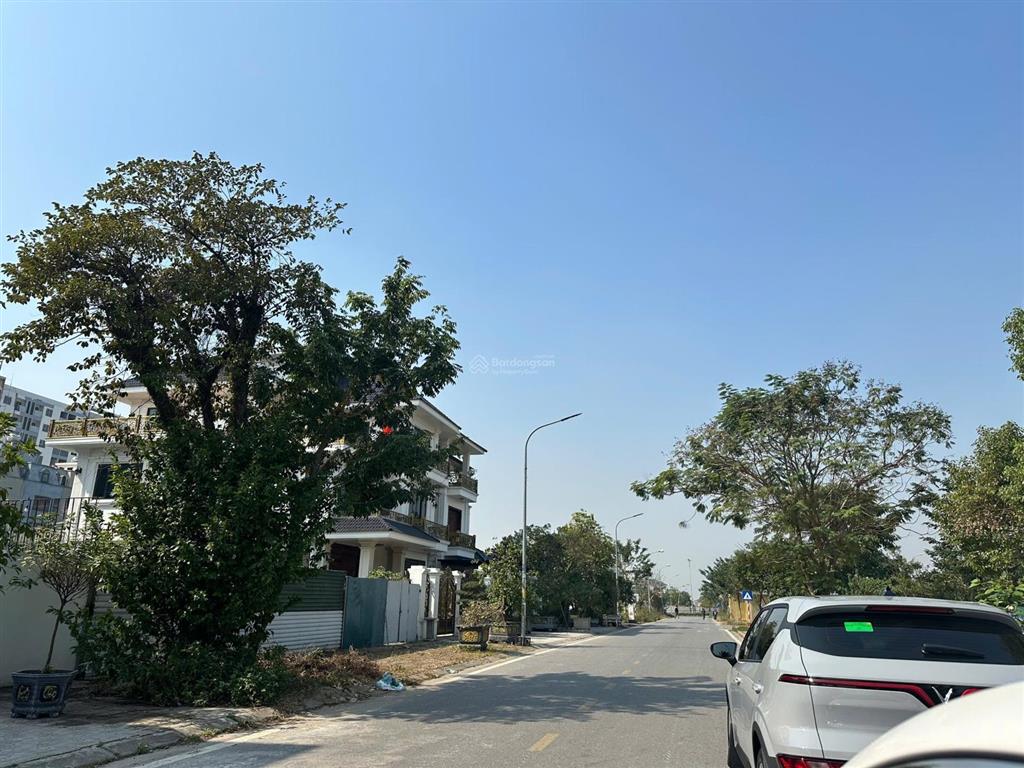 Bán bt 3.5 tầng kđt tùng bách view hồ 4pn, 5wc, 285m2 ở khu đô thị mới quế võ đang có dòng tiền