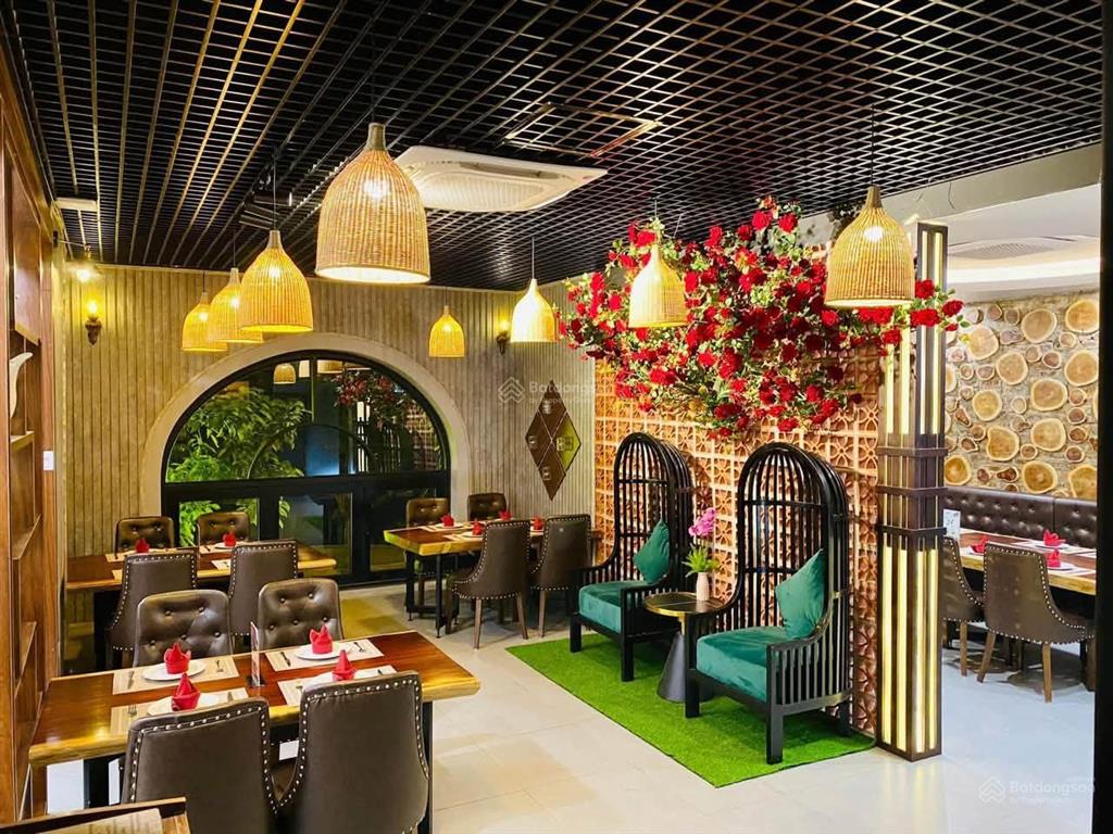 Bán biệt thự mặt hồ điều hòa view thoáng 3,5 tầng đã hoàn thiện đang làm nhà hàng 189m2