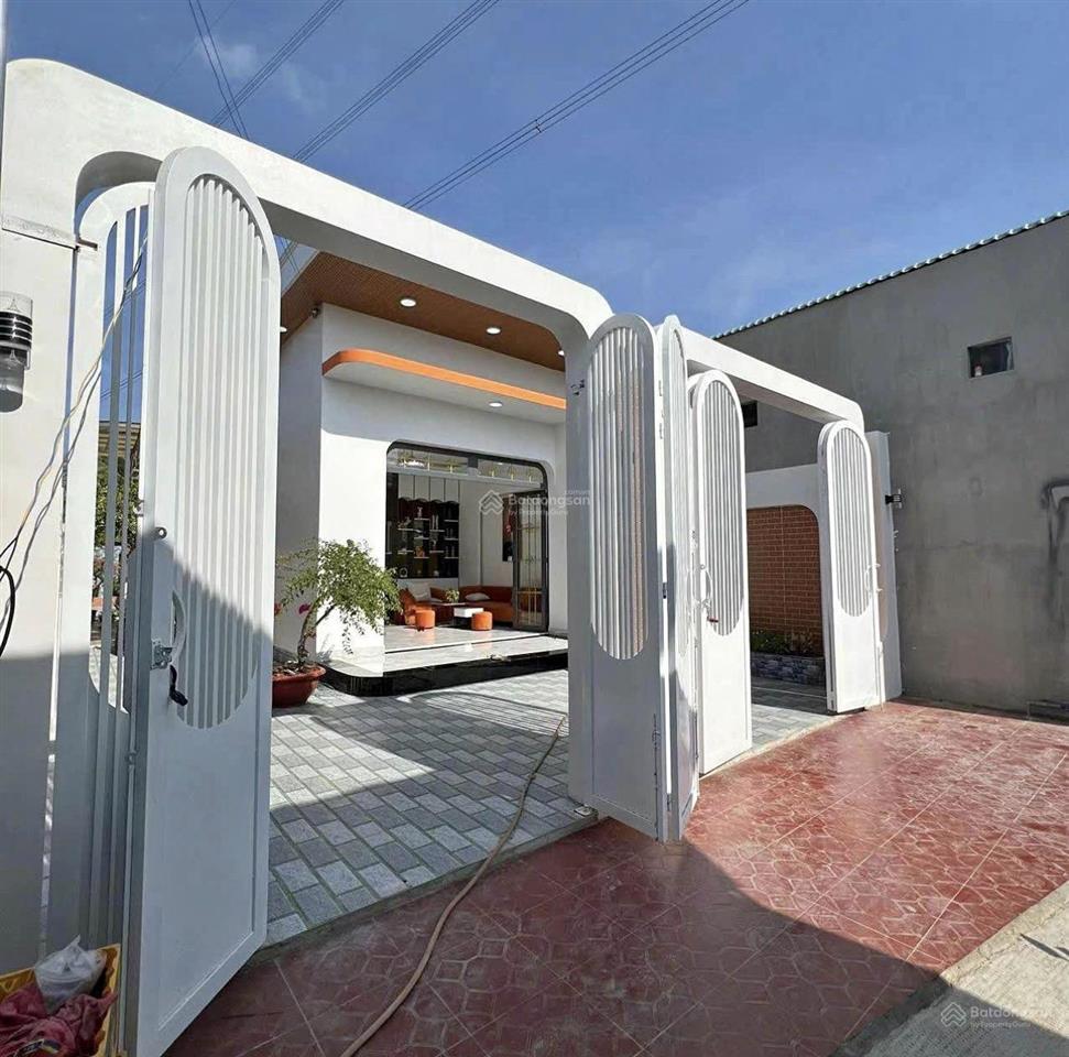 Nhà cấp 4 , tân túc, sân vườn rộng rãi , oto đậu trước nhà , 120m2 , 2pn , giá 1 ty 175