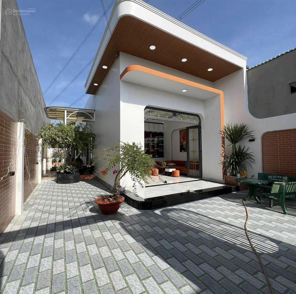 Nhà cấp 4 , tân túc, sân vườn rộng rãi , oto đậu trước nhà , 120m2 , 2pn , giá 1 ty 175