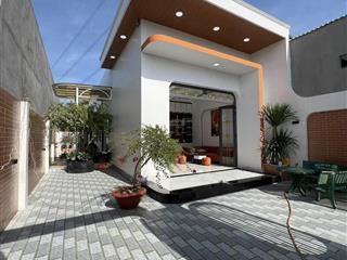 Nhà cấp 4 , tân túc, sân vườn rộng rãi , oto đậu trước nhà , 120m2 , 2pn , giá 1 ty 175