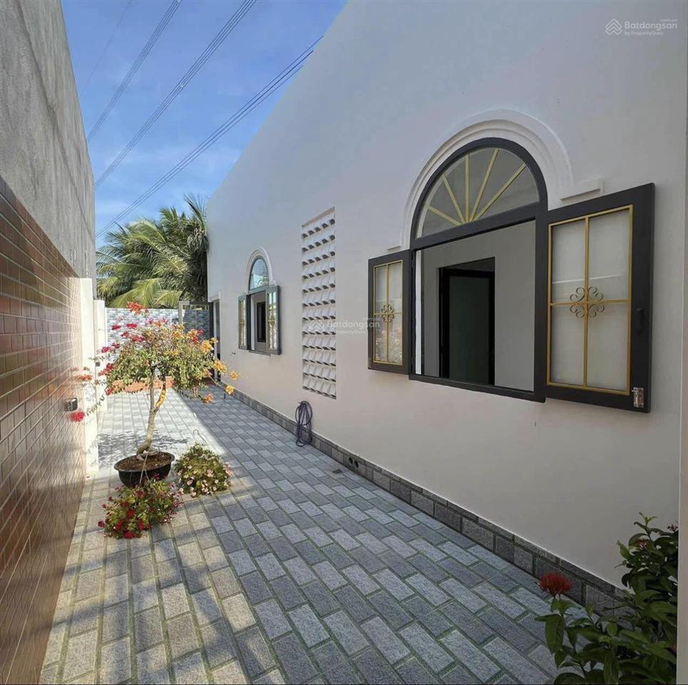 Nhà cấp 4 , tân túc, sân vườn rộng rãi , oto đậu trước nhà , 120m2 , 2pn , giá 1 ty 175