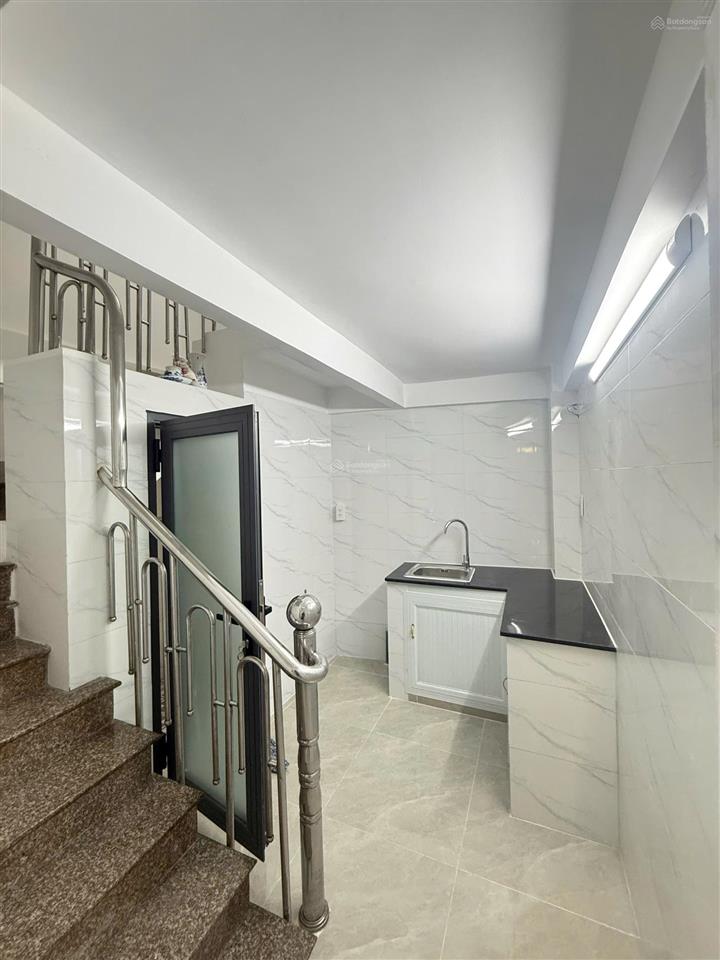 Bán nhà ngô quyền, quận 10  dt 3,2 x 11m  vf3 ngủ nhà  cách hẻm xe hơi đúng 1 căn nhà  4 tầng