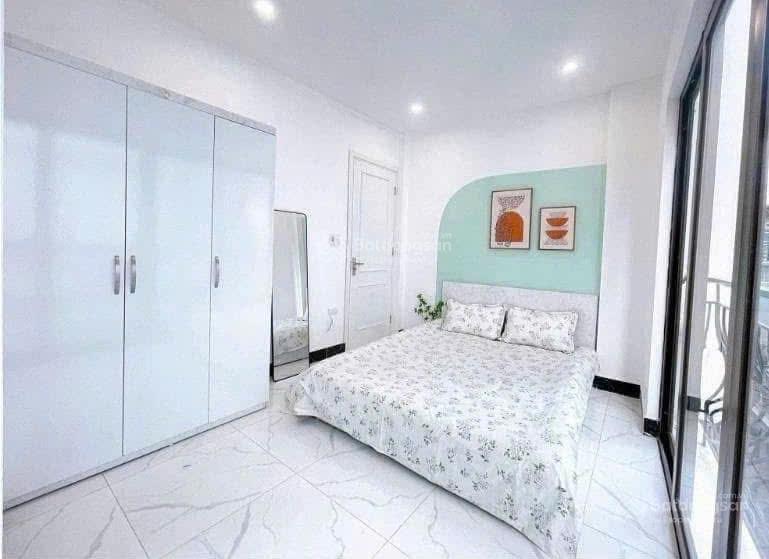 Bán nhà phố hạ yên quyết, 6 tầng thang máy, ngõ thông, 15p khép kín  17.7 tỷ