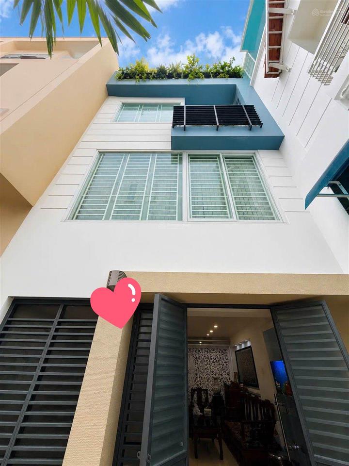 Nhà 4 tầng lầu ngang 4,5m. xây bt ngay trung tâm quận 3.
hẻm x.hơi đỗ cửa.
14.5tỷ.