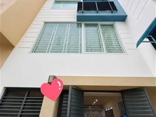 Nhà 4 tầng lầu ngang 4,5m. xây bt ngay trung tâm quận 3.
hẻm x.hơi đỗ cửa.
14.5tỷ.
