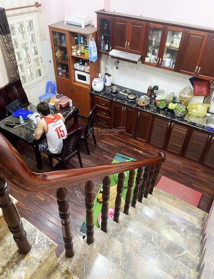 Nhà 3 tầng  mặt tiền 4,5m  hxh  thông đô thành quận 3