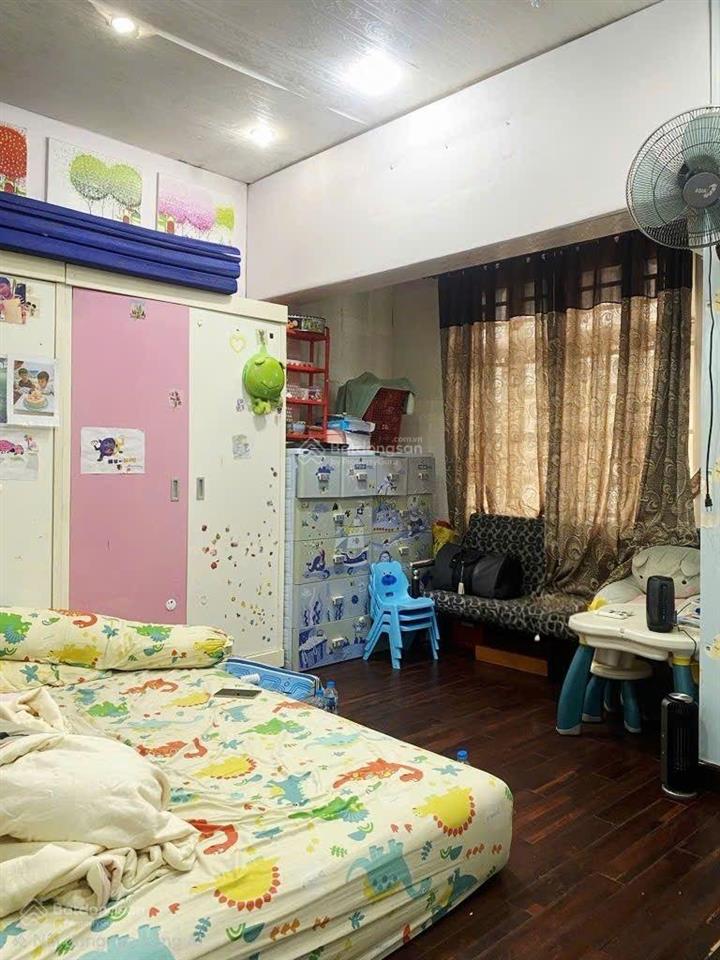 Nhà 3 tầng  mặt tiền 4,5m  hxh  thông đô thành quận 3