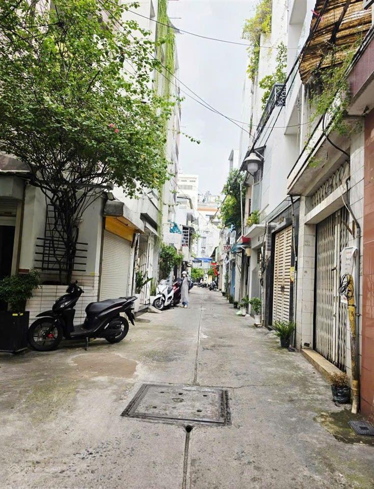 Nhà 3 tầng  mặt tiền 4,5m  hxh  thông đô thành quận 3