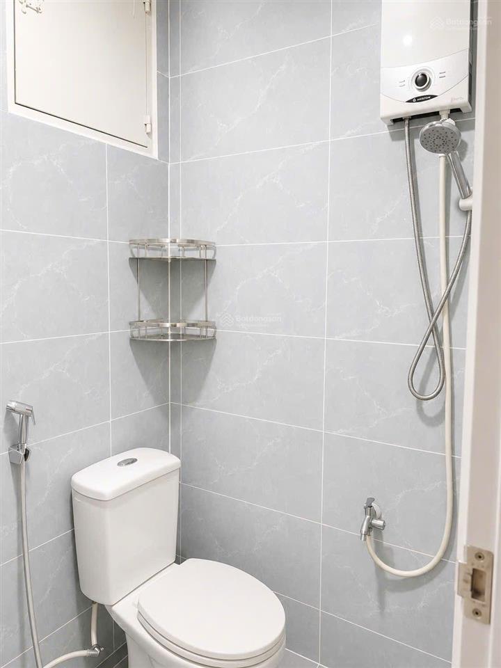 Nhà xây mới 4 lầu  giáp mặt tiền cách mạng tháng 8 hẻm xe hơi sát quận 1.