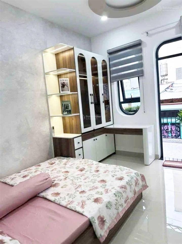 Nhà xây mới 4 lầu  giáp mặt tiền cách mạng tháng 8 hẻm xe hơi sát quận 1.