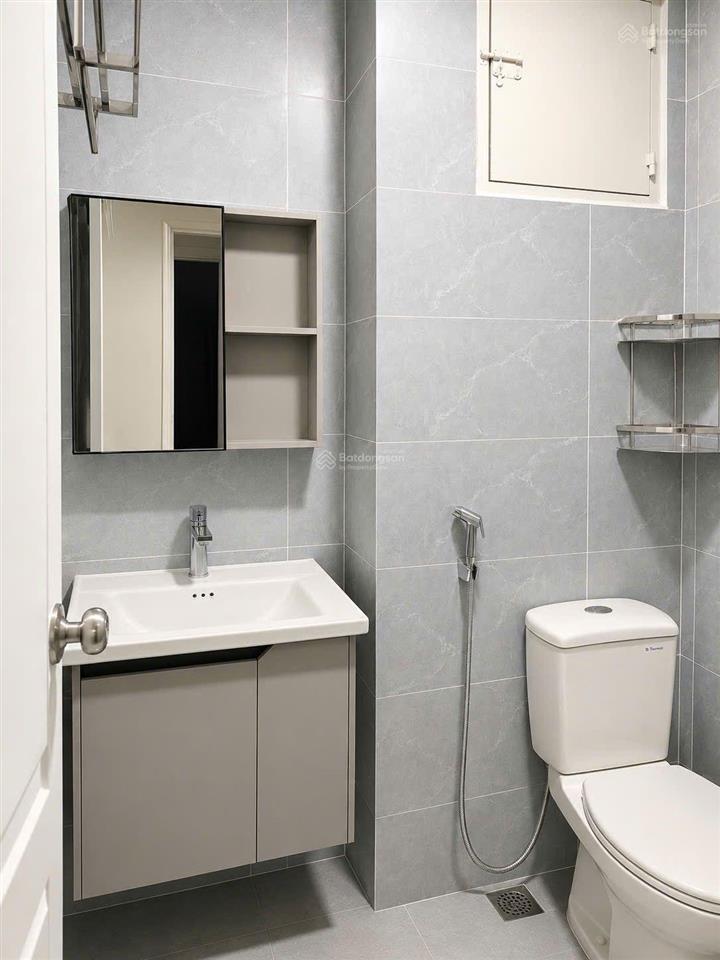 Nhà xây mới 4 lầu  giáp mặt tiền cách mạng tháng 8 hẻm xe hơi sát quận 1.