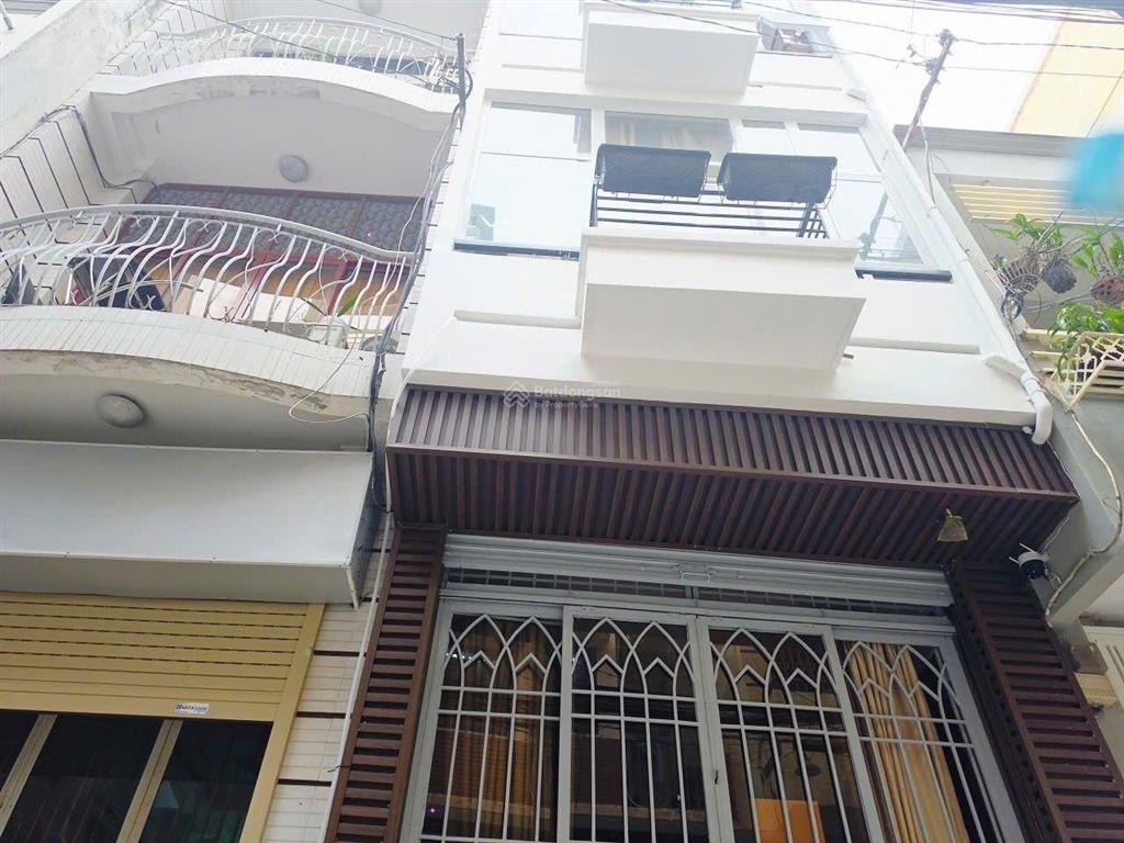 Nhà xây mới 4 lầu  giáp mặt tiền cách mạng tháng 8 hẻm xe hơi sát quận 1.