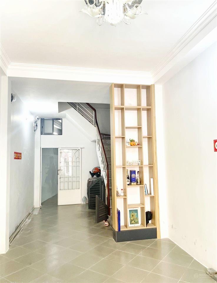 Nhà xây mới 4 lầu  giáp mặt tiền cách mạng tháng 8 hẻm xe hơi sát quận 1.
