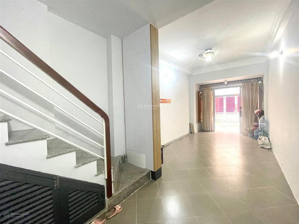 Nhà xây mới 4 lầu  giáp mặt tiền cách mạng tháng 8 hẻm xe hơi sát quận 1.