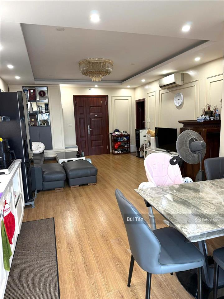 Bán gấp căn hộ tòa central field trung kính dt 68m2, 2 pn, tầng trung, view thoáng, nội thất đẹp